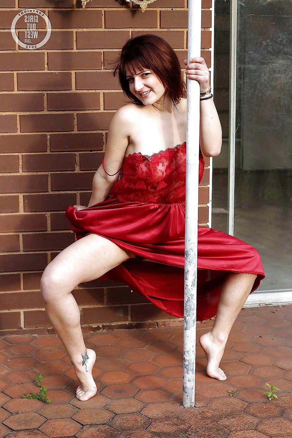 16P Busty Australian amateur chick toys herself outdoors