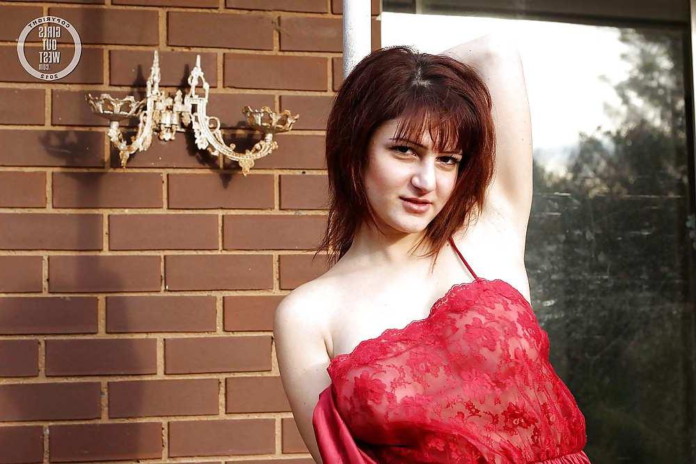 16P Busty Australian amateur chick toys herself outdoors