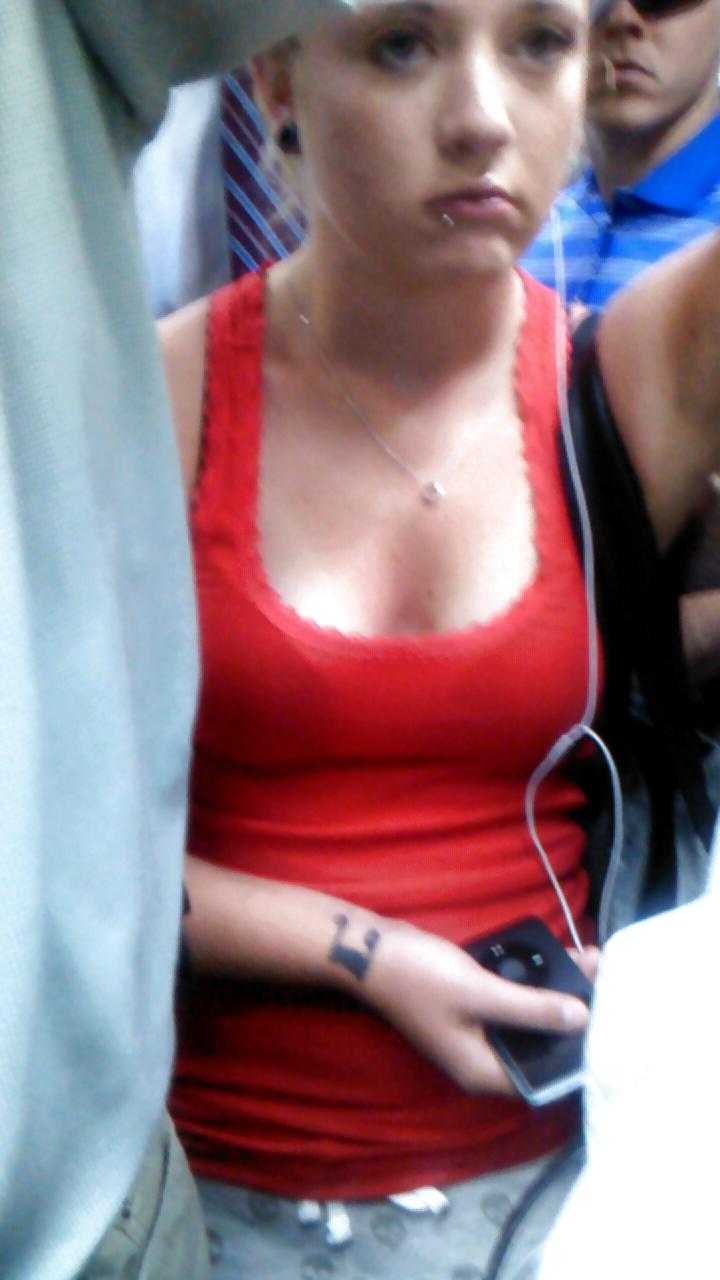 24P Voyeur - cleavage on the train