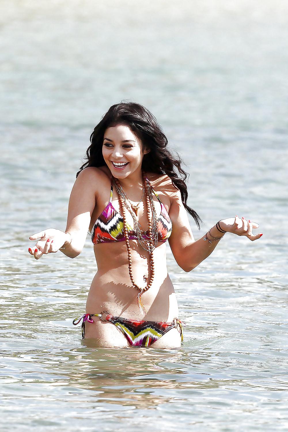 25P Vanessa Hudgens - perfect wanking material