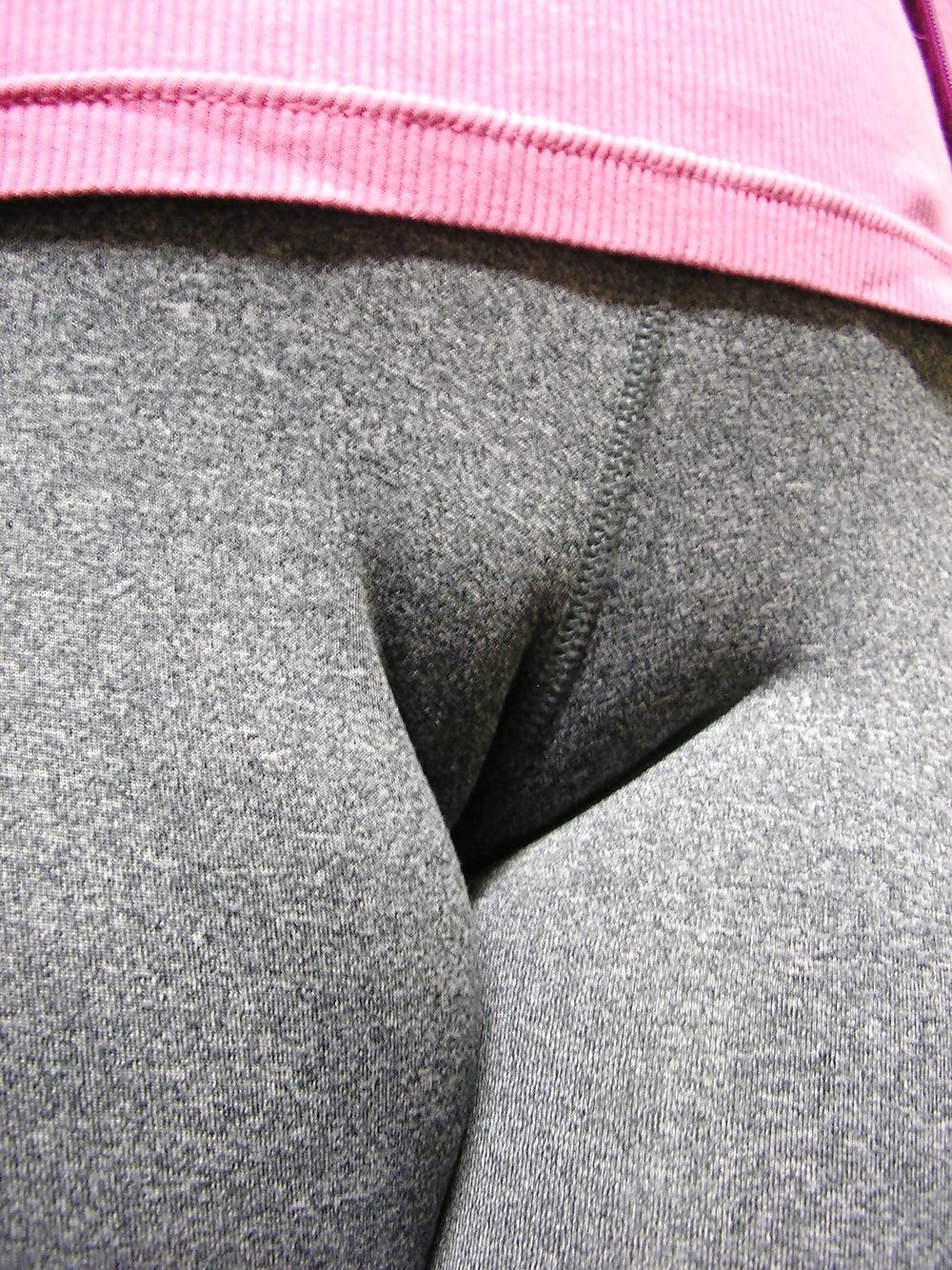 24P Fotze frisst Hose - cameltoe