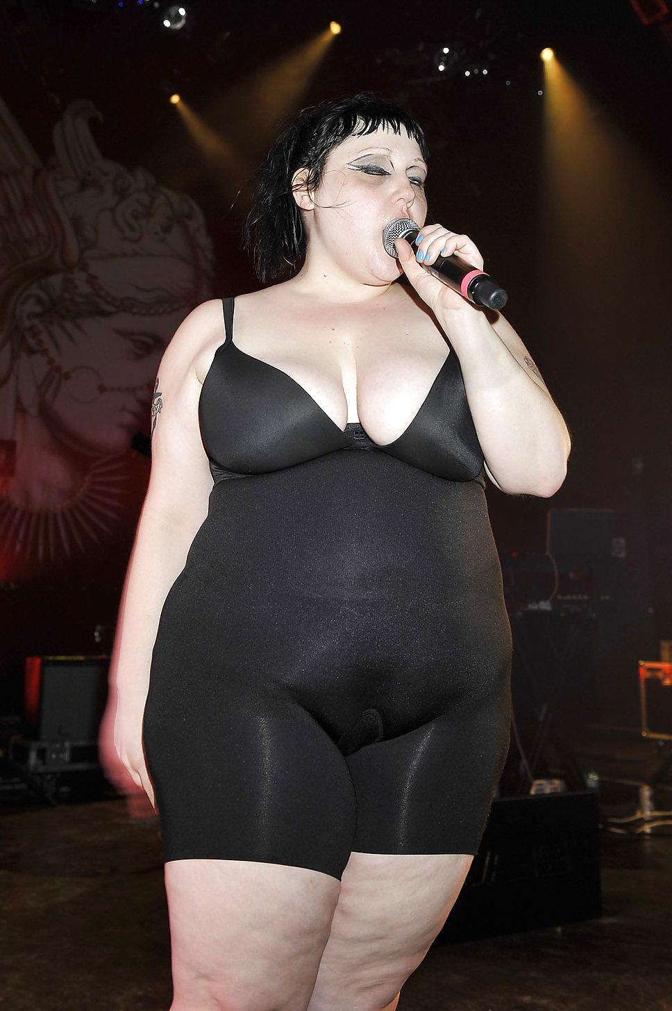 25P Beth Dito de Gossip sexy