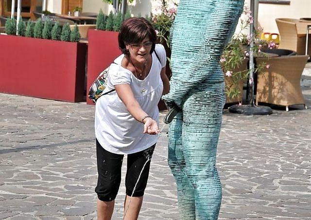 25P What do people at vacation ? statue grouping !!!!
