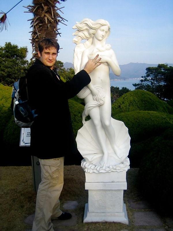 25P What do people at vacation ? statue grouping !!!!