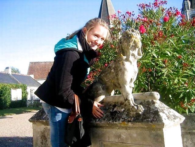 25P What do people at vacation ? statue grouping !!!!