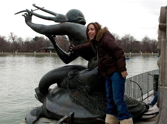 25P What do people at vacation ? statue grouping !!!!