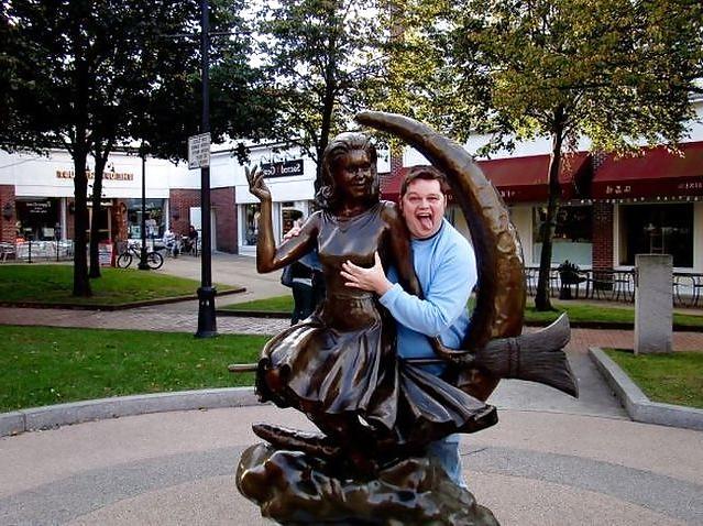 25P What do people at vacation ? statue grouping !!!!