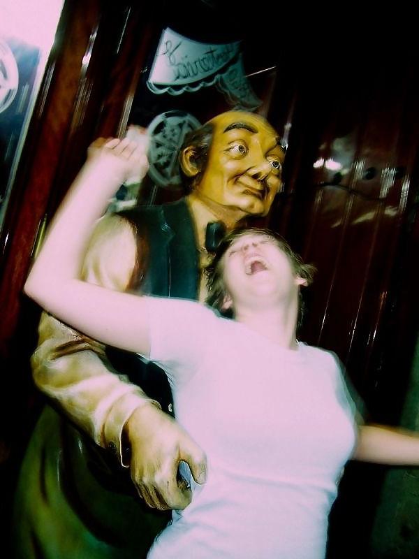25P What do people at vacation ? statue grouping !!!!