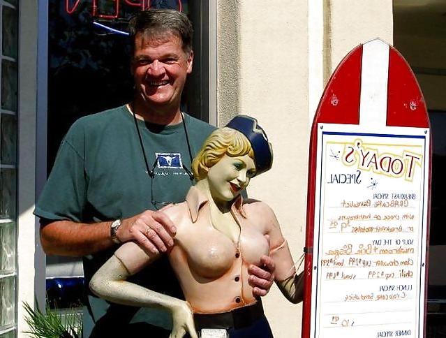 25P What do people at vacation ? statue grouping !!!!