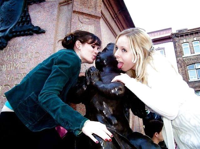 25P What do people at vacation ? statue grouping !!!!