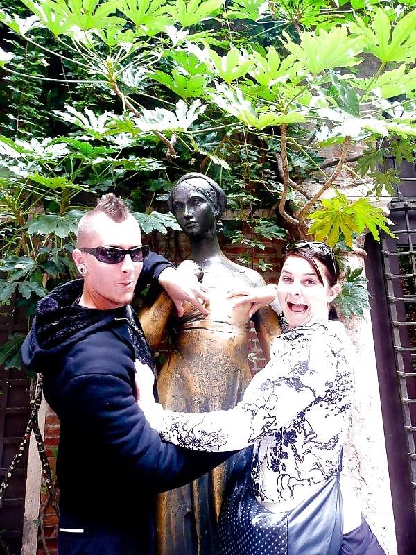 25P What do people at vacation ? statue grouping !!!!