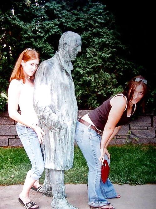 25P What do people at vacation ? statue grouping !!!!