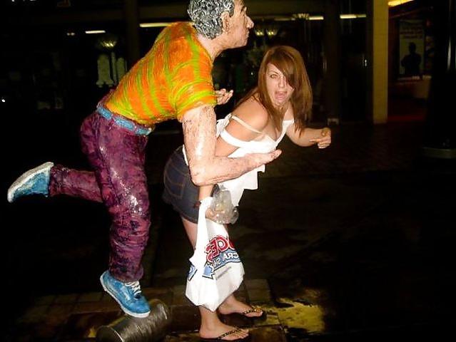 25P What do people at vacation ? statue grouping !!!!