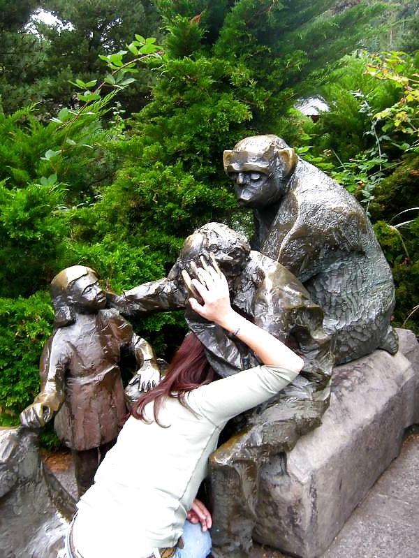 25P What do people at vacation ? statue grouping !!!!