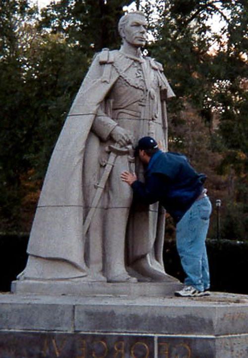 25P What do people at vacation ? statue grouping !!!!