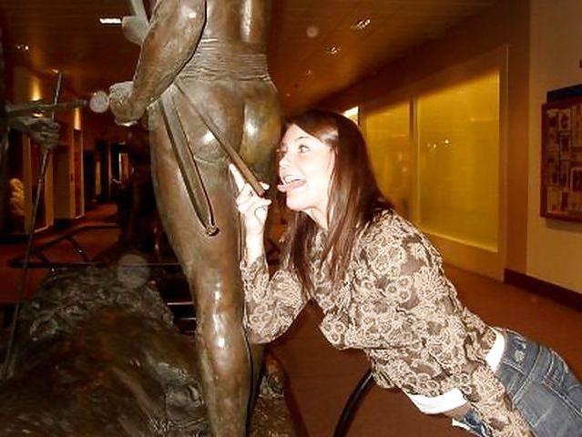 25P What do people at vacation ? statue grouping !!!!