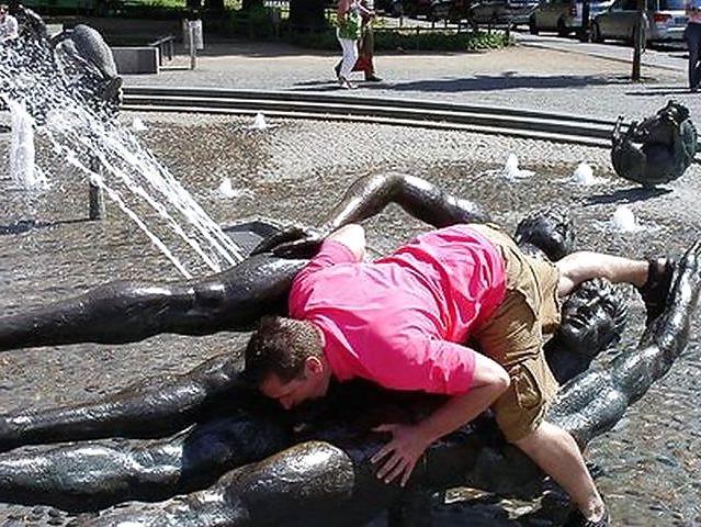 25P What do people at vacation ? statue grouping !!!!