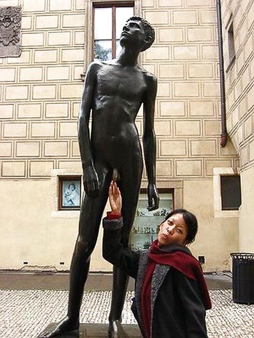 25P What do people at vacation ? statue grouping !!!!