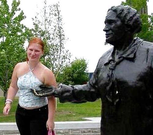 25P What do people at vacation ? statue grouping !!!!