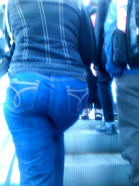 25P Voyeur 6 - Upskirt-ish on gorgeous shapely thighs!