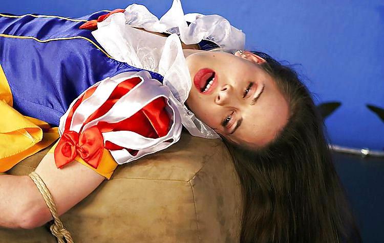 15P Snow White - open the pussy virgin