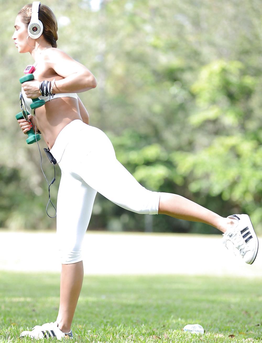 25P Hot Girl In Yoga White Pants With Camel Toe