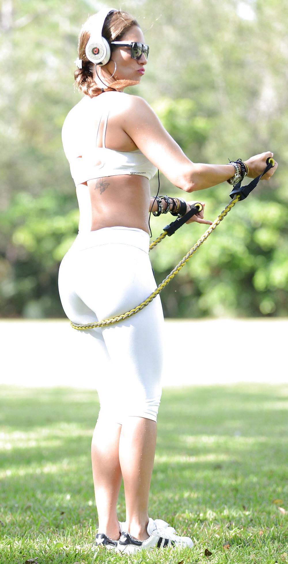 25P Hot Girl In Yoga White Pants With Camel Toe