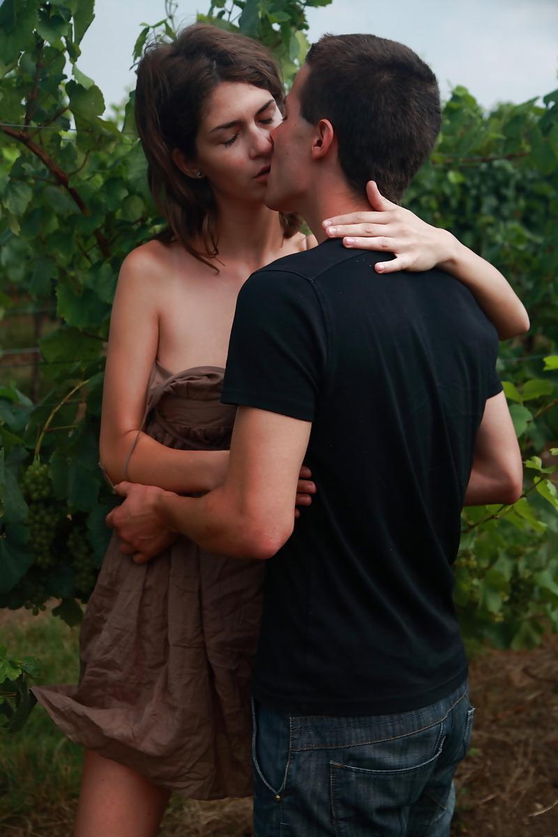 19P A hot couple between wineplants