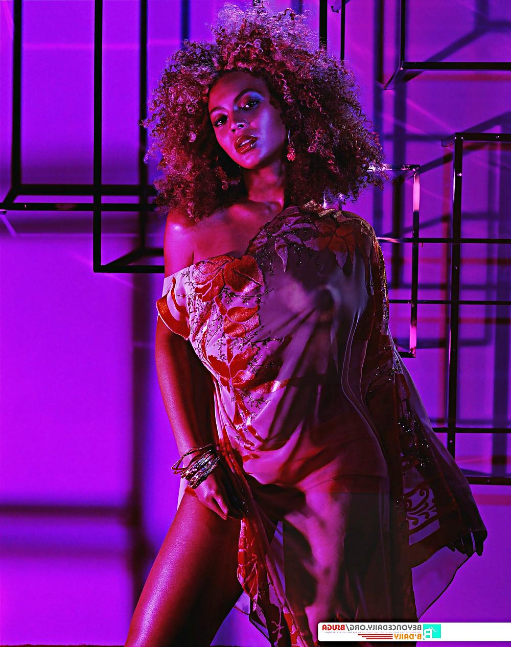 17P Beyonce nipple slip HQ