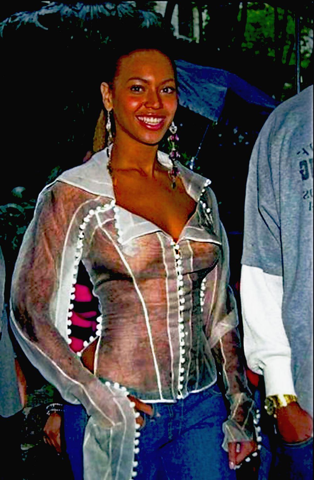 17P Beyonce nipple slip HQ