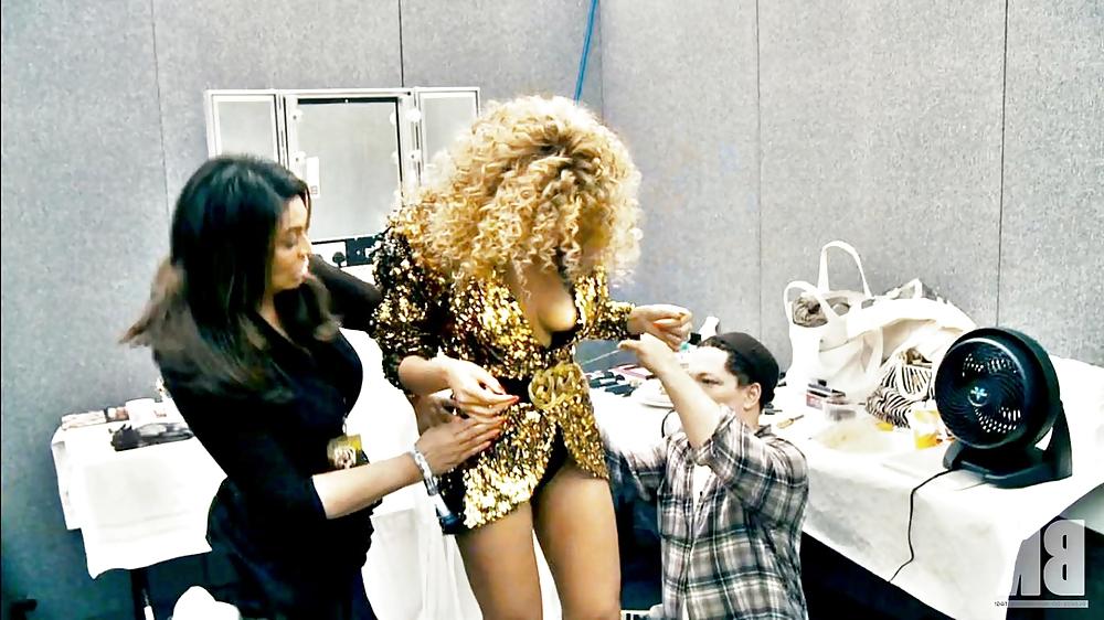 17P Beyonce nipple slip HQ