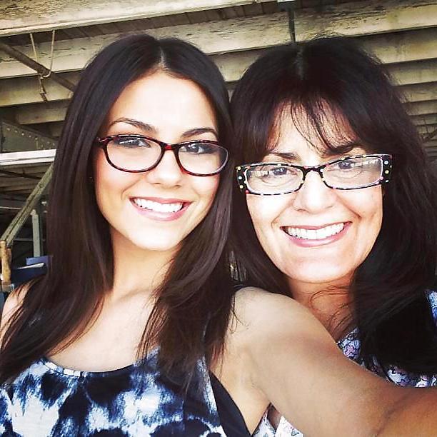 8P Victoria Justice pics2