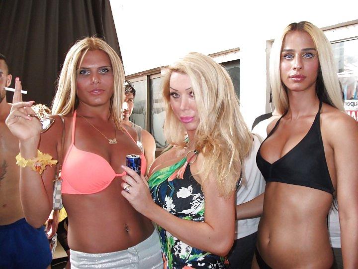 25P Shemale in bikini