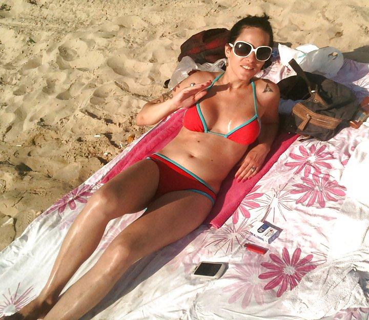 25P Shemale in bikini