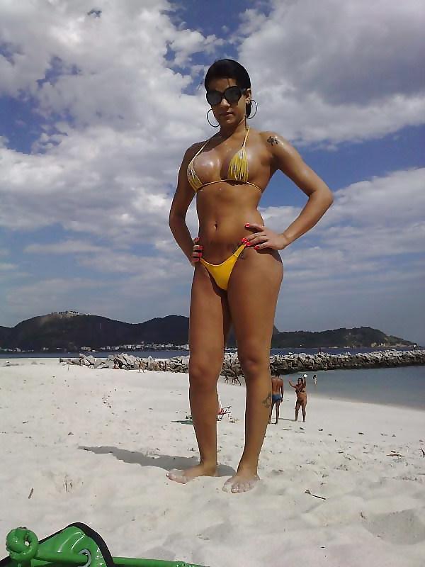 25P Shemale in bikini
