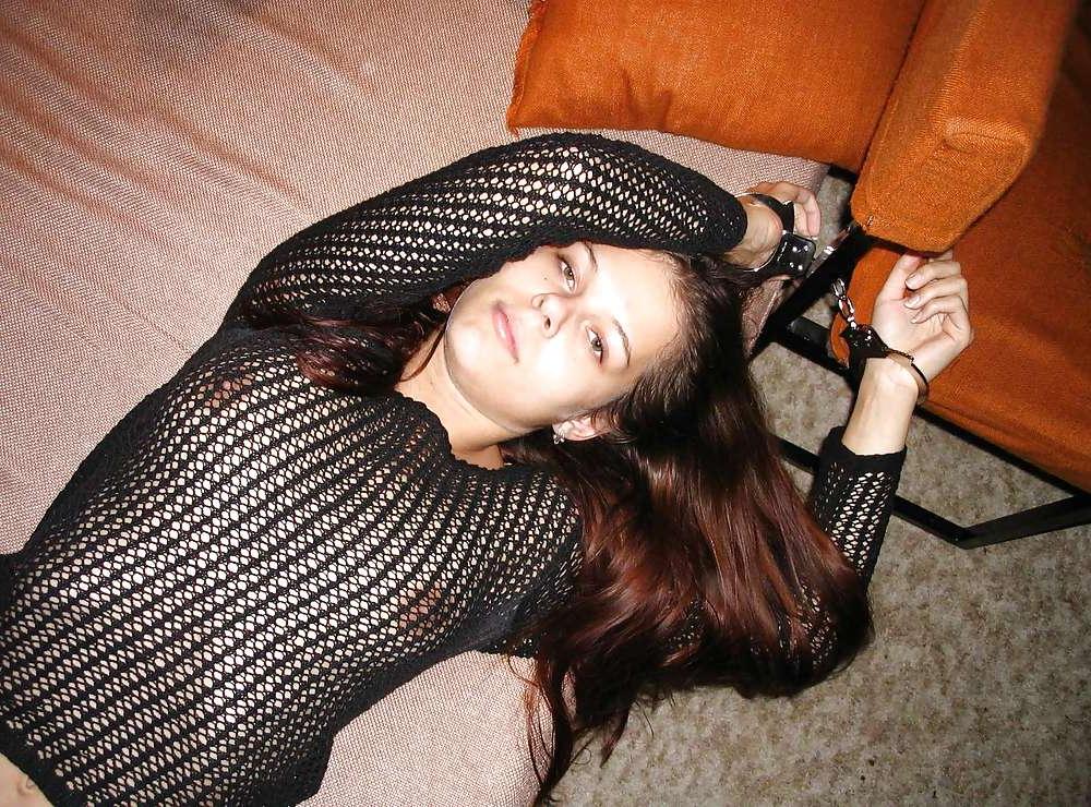 25P Gloria sex and show in handcuffs
