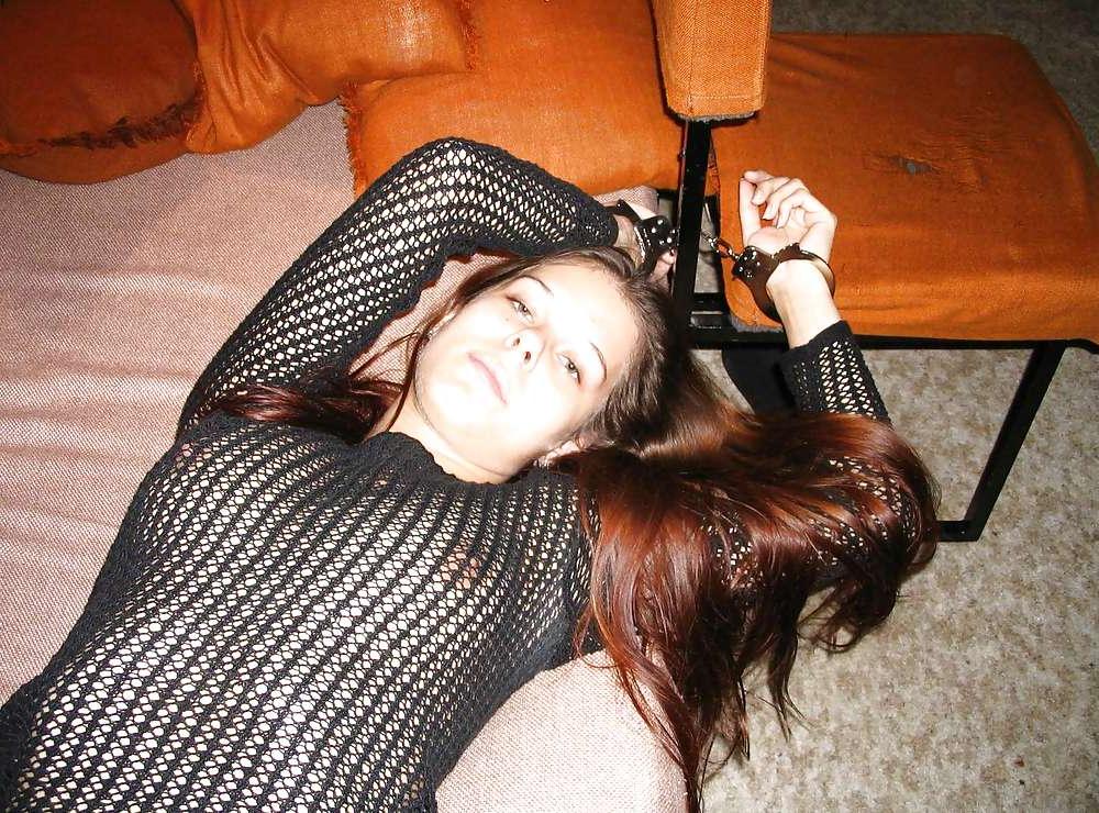 25P Gloria sex and show in handcuffs