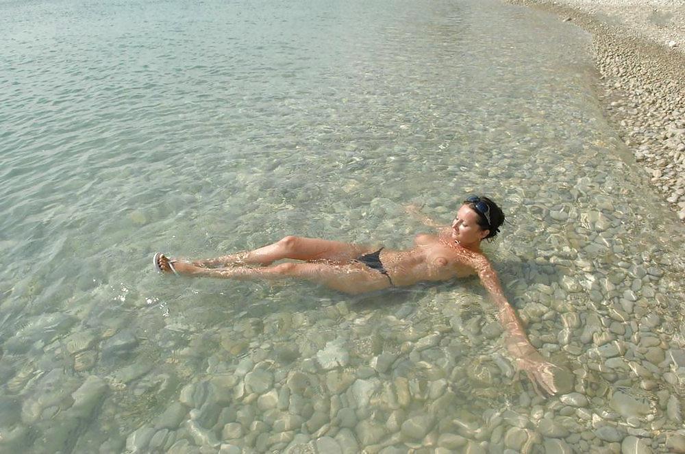 18P Horny Wife Gets Fucked Outdoors By The Lake