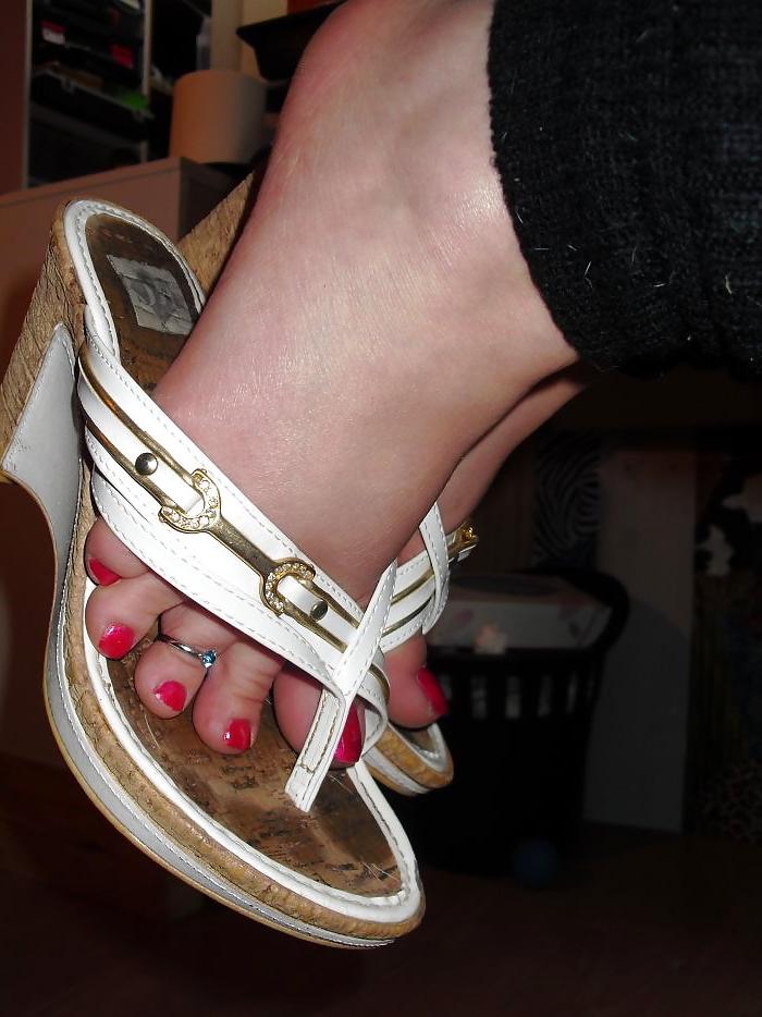 15P Melanie show her feet 6