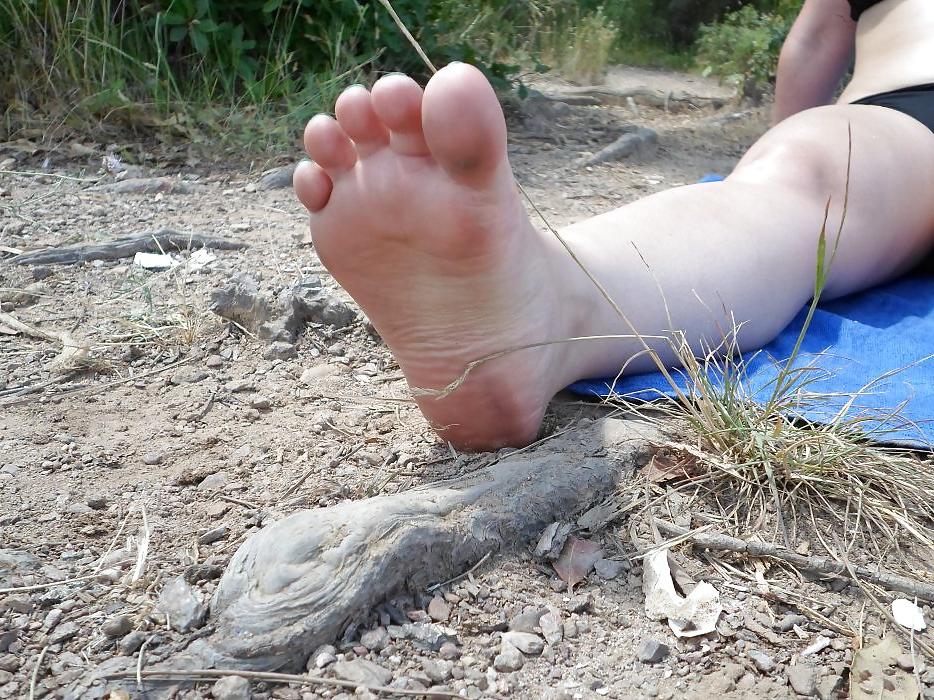 15P Melanie show her feet 6