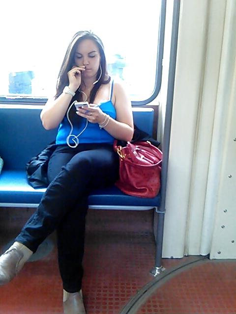 25P Voyeur - Curvy babe thinks her hair is yummy