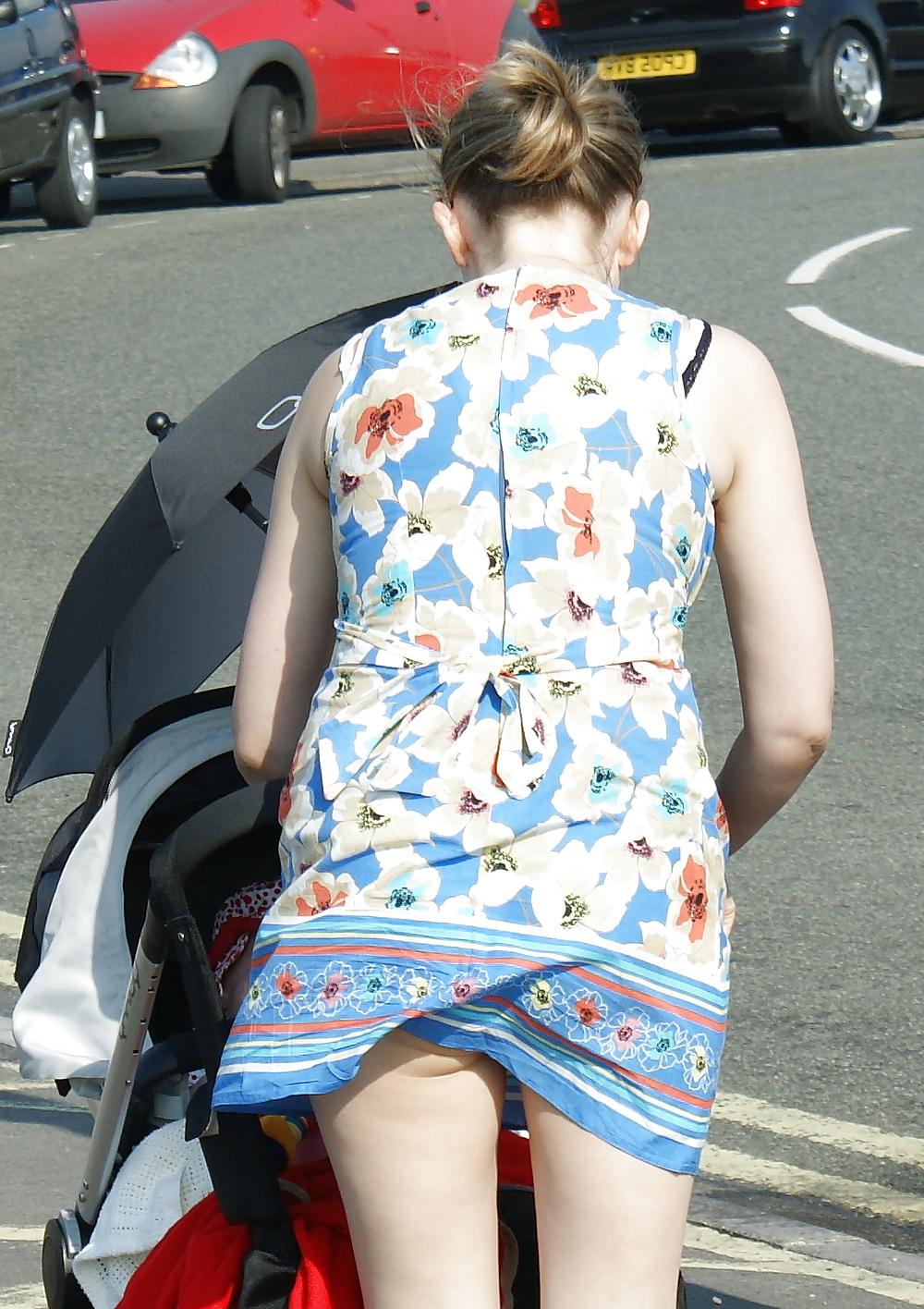 25P Mum's Candid Unaware Exposure