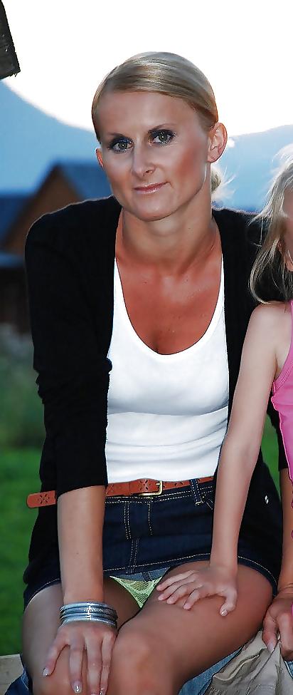 25P Mum's Candid Unaware Exposure