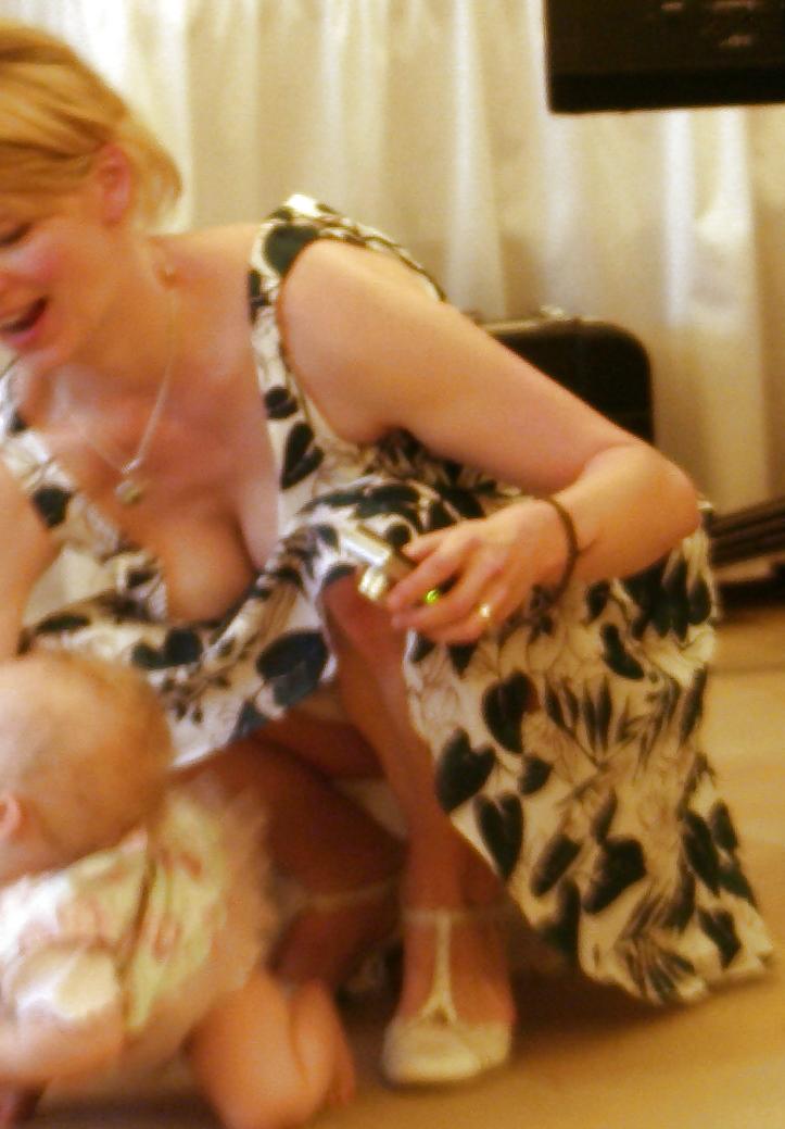 25P Mum's Candid Unaware Exposure