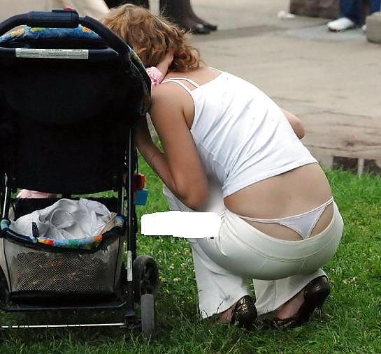 25P Mum's Candid Unaware Exposure