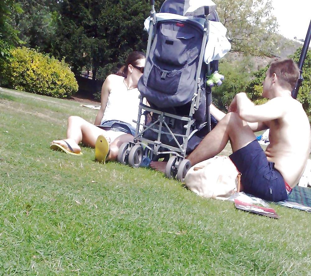 25P Mum's Candid Unaware Exposure