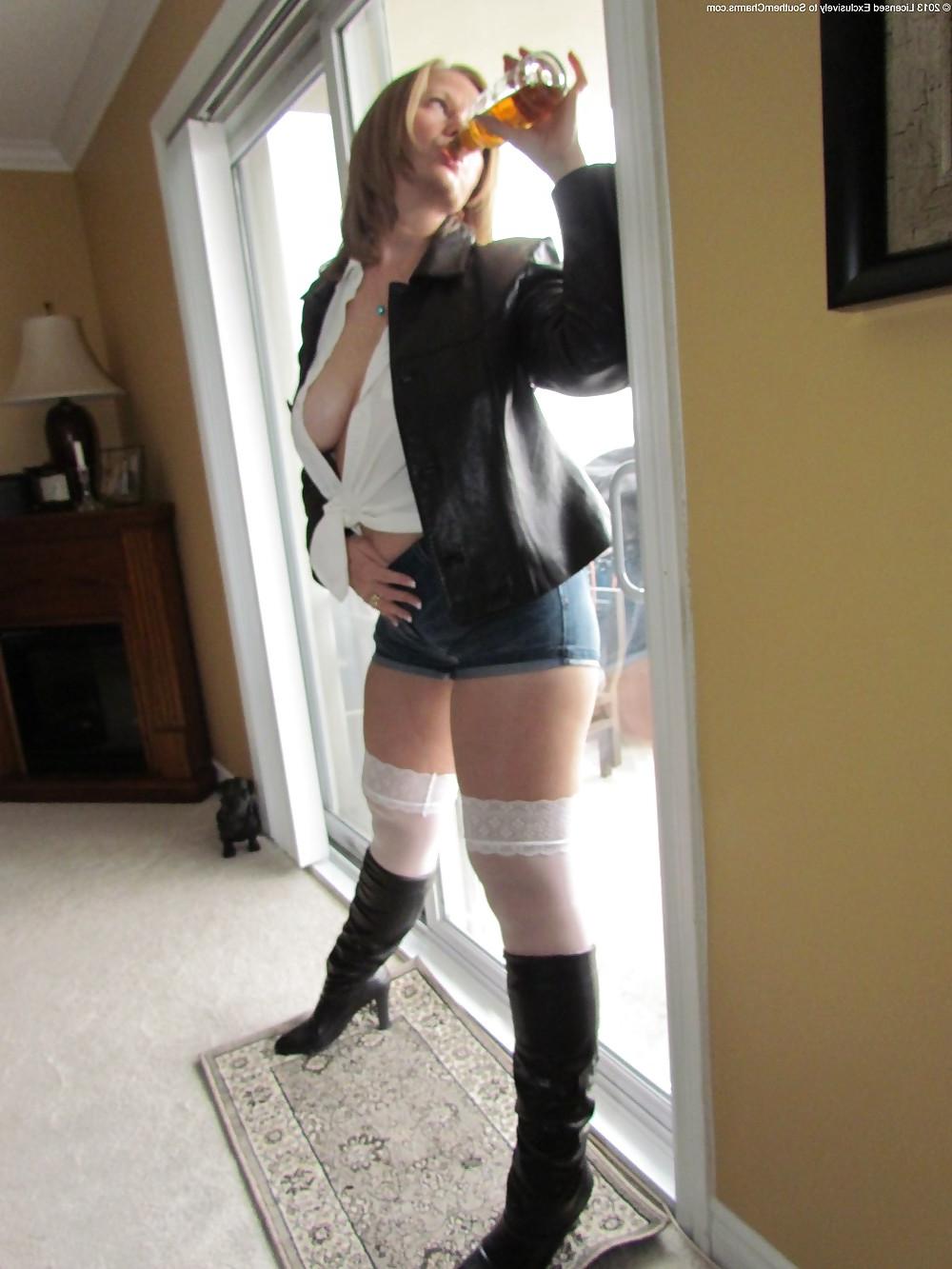 17P Women in short shorts