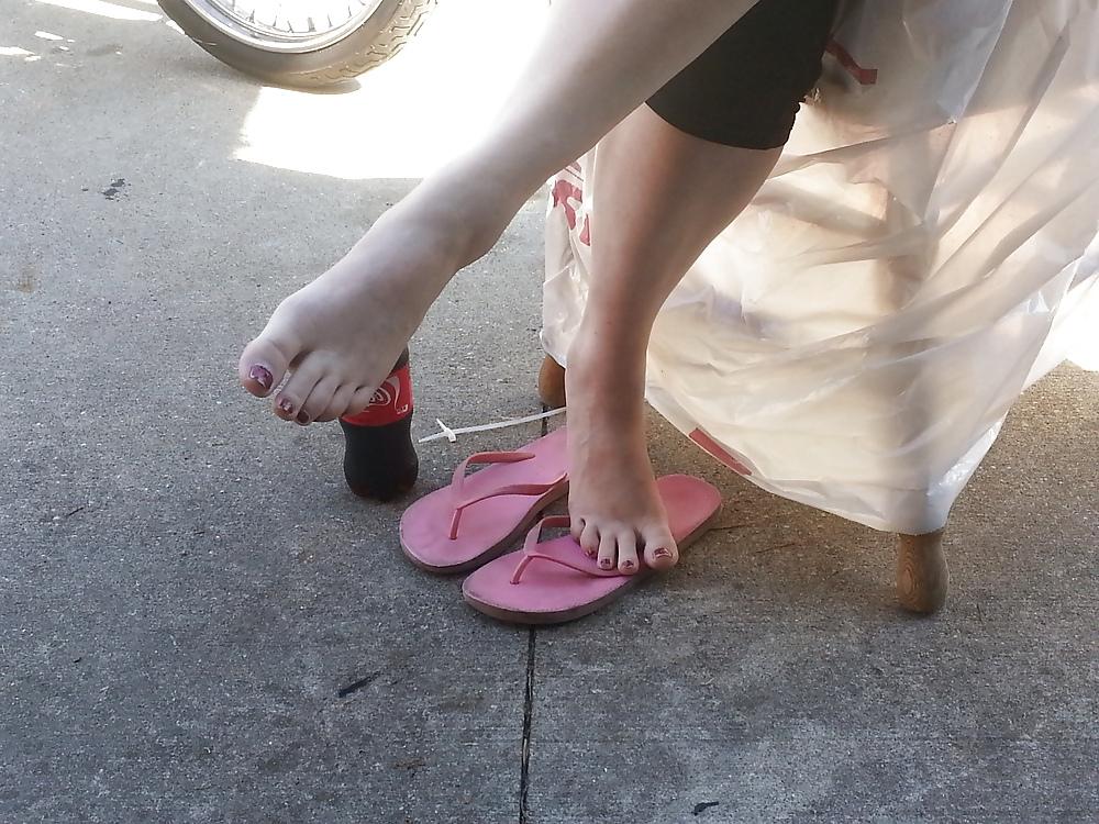 25P Candid sexy toes