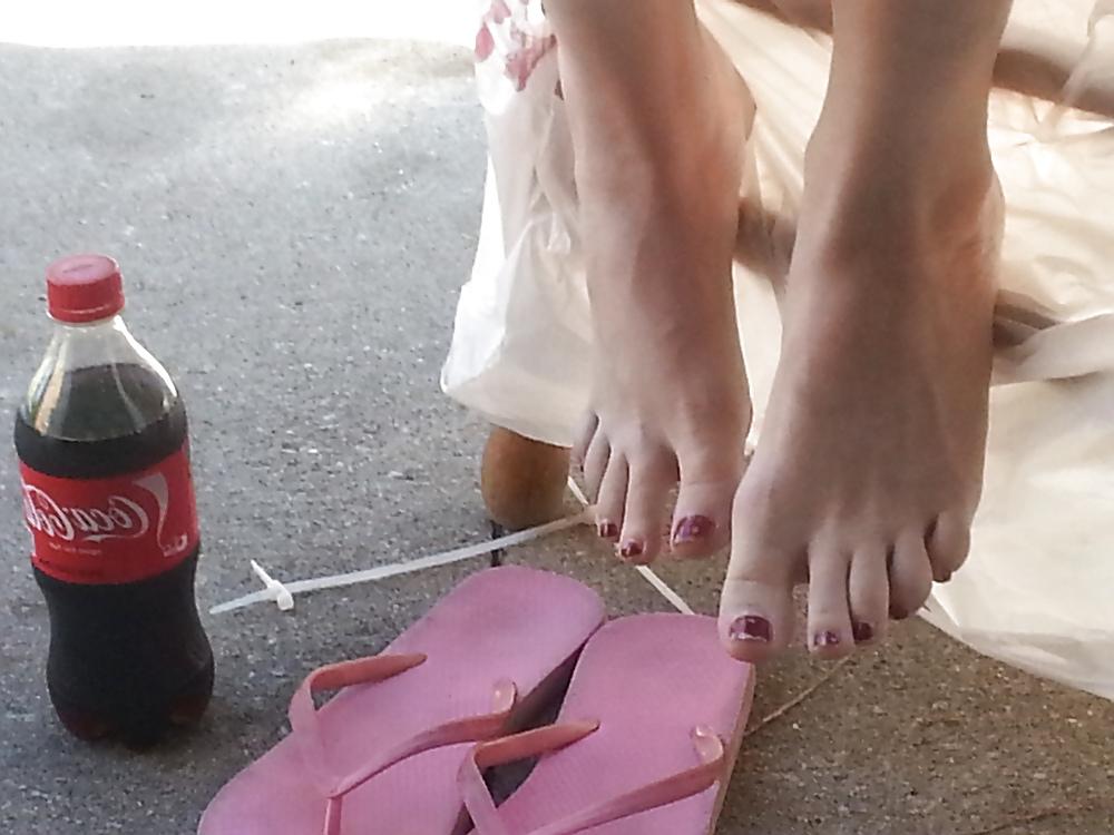 25P Candid sexy toes