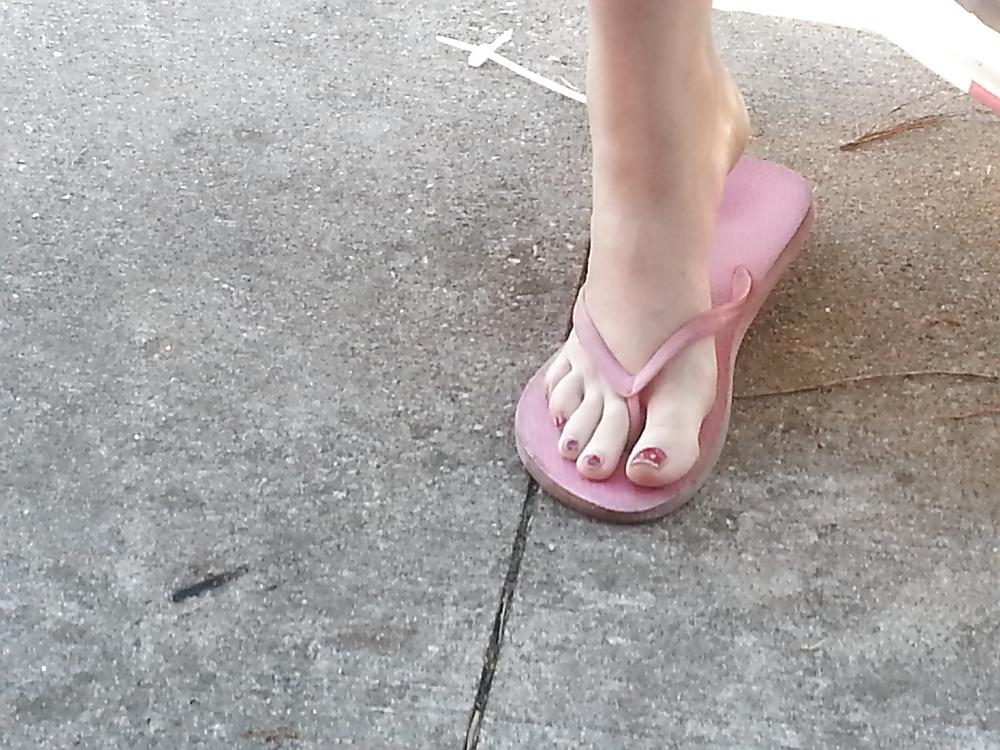 25P Candid sexy toes